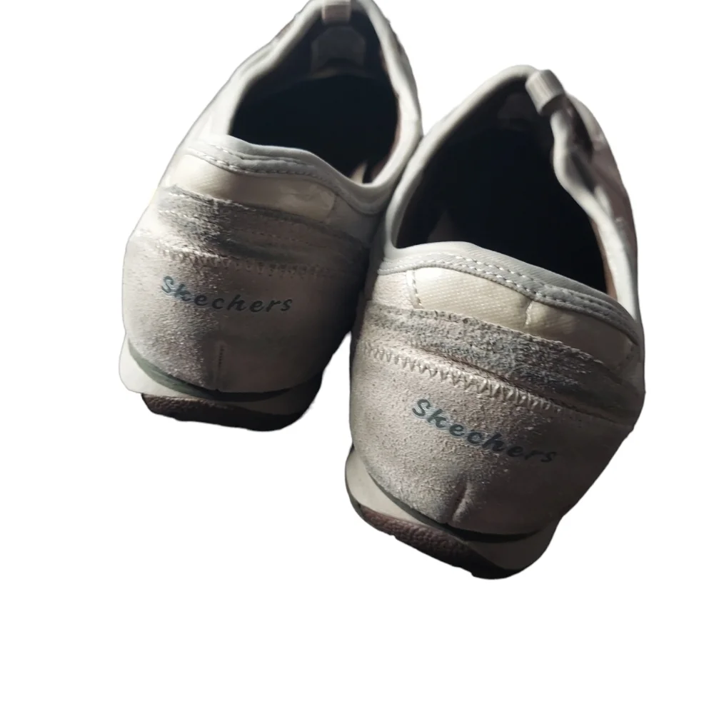 11 Skechers white‎ shoe